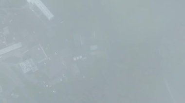 İHA görüntüleri, bulutların arasından görünen güzel bir arazi.