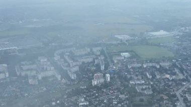 İHA görüntüleri, bulutların arasından görünen güzel bir arazi.