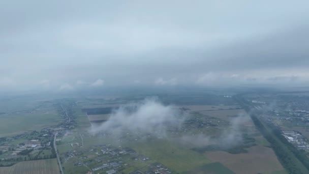 Imágenes Drones Hermoso Terreno Visto Través Las Nubes — Vídeo de stock