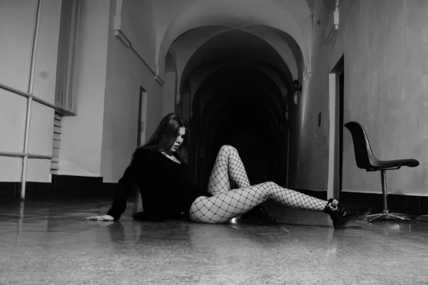 나일론 스타킹을 아름다운 이회관에서 포즈를 취하는 — 스톡 사진
