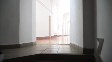 Okul koridorunun görüntüleri.