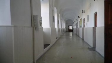 Okul koridorunun görüntüleri.