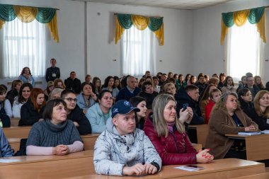 Sınıftaki bir grup insana sunum.