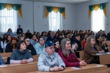 Sınıftaki bir grup insana sunum.