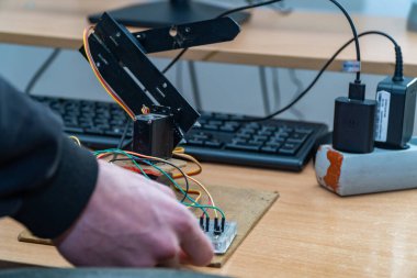 Dizüstü bilgisayar tamir eden bir adama yaklaş. 