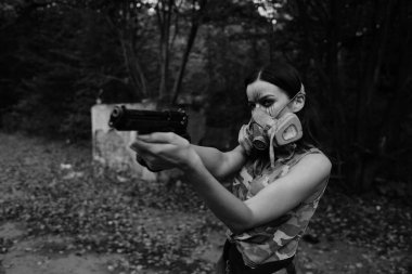 Ormanda savaşan bir kızın siyah-beyaz fotoğrafı.