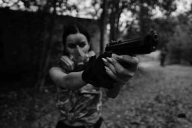 Ormanda savaşan bir kızın siyah-beyaz fotoğrafı.
