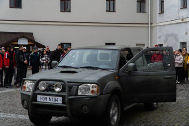 Lutsk 'taki bir yardım toplantısında insanların görüntüsü.