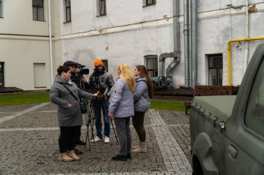 Lutsk 'taki bir yardım toplantısında insanların görüntüsü.