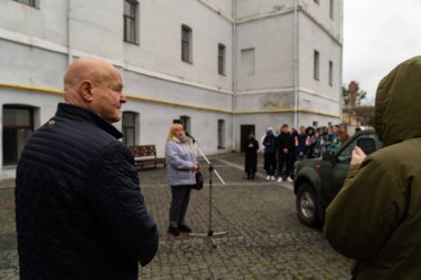Lutsk 'taki bir yardım toplantısında insanların görüntüsü.