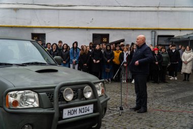 Lutsk 'taki bir yardım toplantısında insanların görüntüsü.