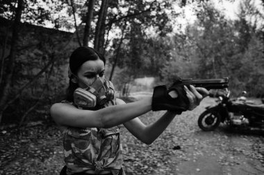 Ormanda savaşan bir kızın siyah-beyaz fotoğrafı.