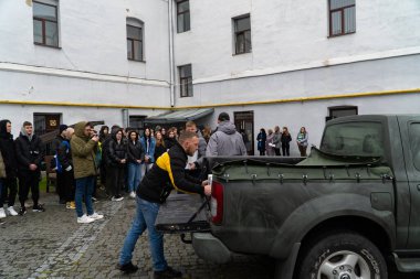 Lutsk 'taki bir yardım toplantısında insanların görüntüsü.