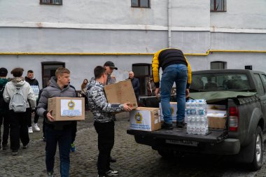 Lutsk 'taki bir yardım toplantısında insanların görüntüsü.