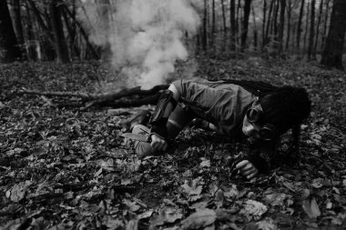 Ormanda savaşan bir kızın siyah-beyaz fotoğrafı.