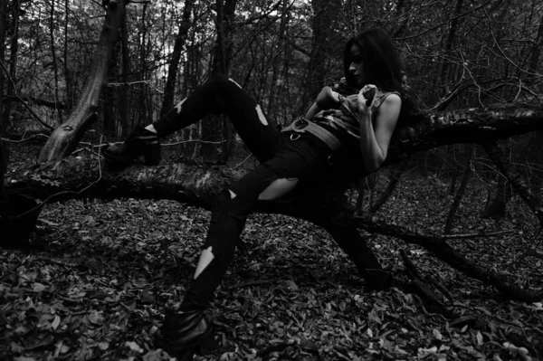 Черно Белое Фото Девушки Воительницы Лесу — стоковое фото