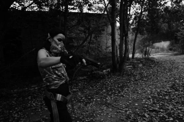 Ormanda Savaşan Bir Kızın Siyah Beyaz Fotoğrafı — Stok fotoğraf