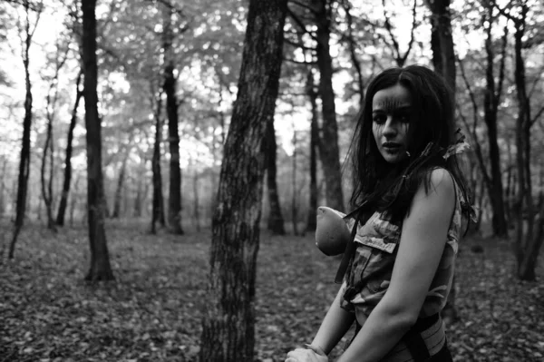 Черно Белое Фото Девушки Воительницы Лесу — стоковое фото