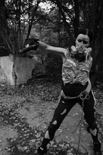 Ασπρόμαυρη Φωτογραφία Μιας Πολεμίστριας Στο Δάσος — Φωτογραφία Αρχείου