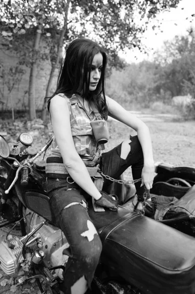 Schwarz Weiß Foto Eines Mädchens Auf Einem Motorrad Wald — Stockfoto