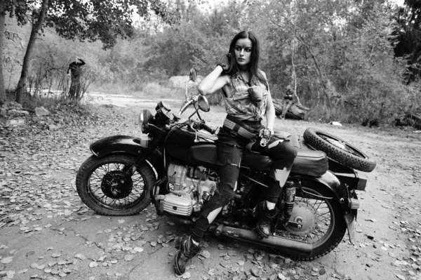 Schwarz Weiß Foto Eines Mädchens Auf Einem Motorrad Wald — Stockfoto