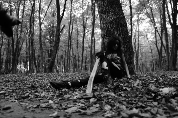 Schwarz Weiß Foto Eines Kriegermädchens Wald — Stockfoto