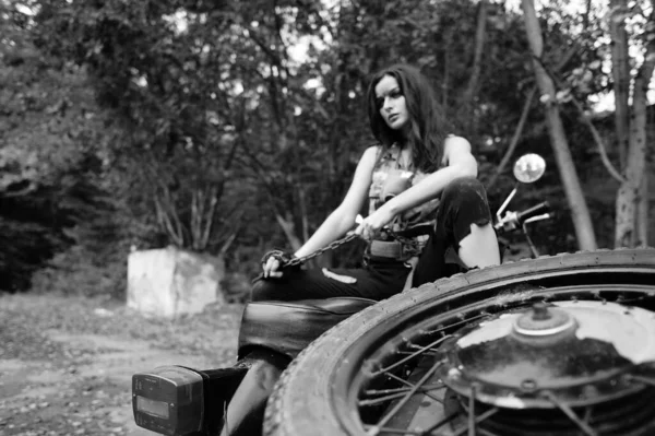 Foto Preto Branco Uma Menina Uma Motocicleta Floresta — Fotografia de Stock