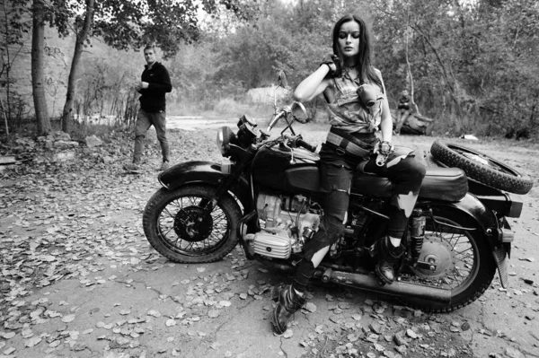Чорно Біле Фото Дівчини Мотоциклі Лісі — стокове фото