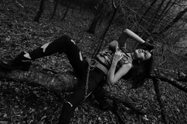 Schwarz Weiß Foto Eines Kriegermädchens Wald — Stockfoto