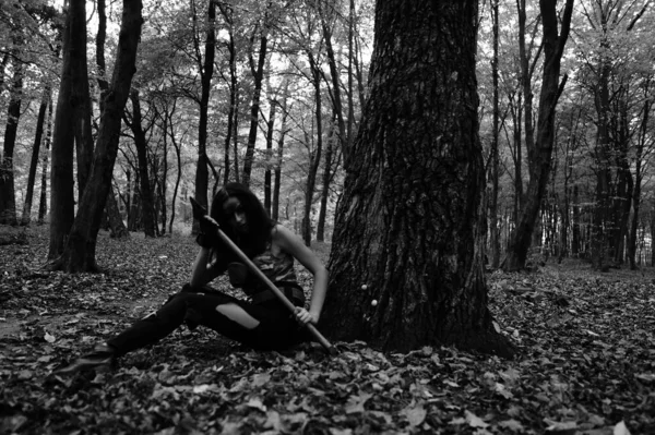 Černobílá Fotka Bojovnice Lese — Stock fotografie