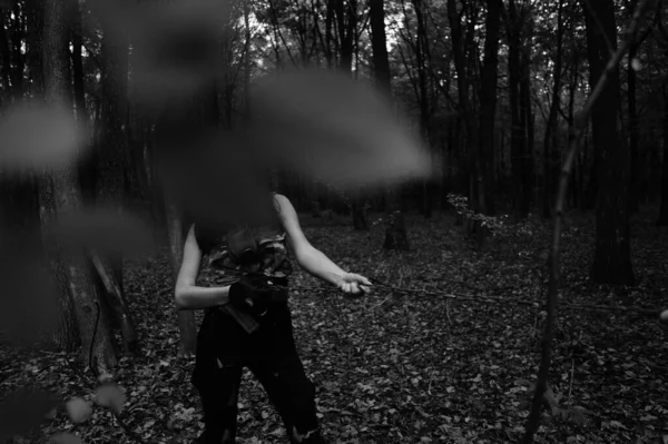 Чорно Біле Фото Дівчини Воїна Лісі — стокове фото