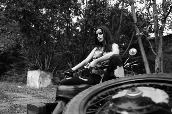 森林里骑摩托车的女孩的黑白照片 — 图库照片