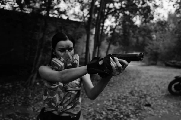 Fekete Fehér Fénykép Egy Harcos Lányról Erdőben — Stock Fotó
