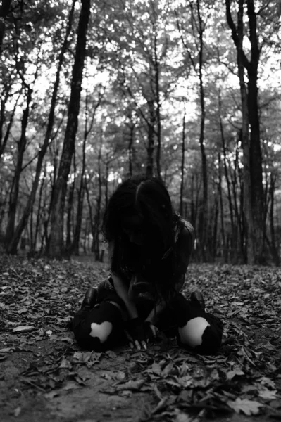 Ormanda Savaşan Bir Kızın Siyah Beyaz Fotoğrafı — Stok fotoğraf