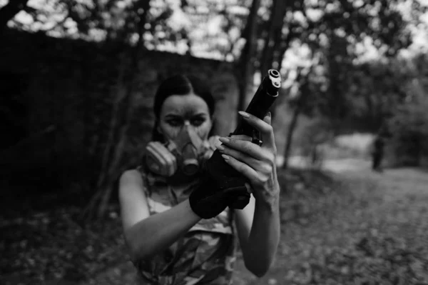 Ασπρόμαυρη Φωτογραφία Μιας Πολεμίστριας Στο Δάσος — Φωτογραφία Αρχείου