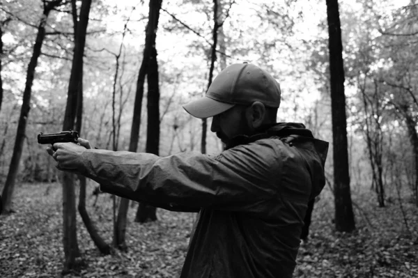 Людина Пістолетом Лісі — стокове фото