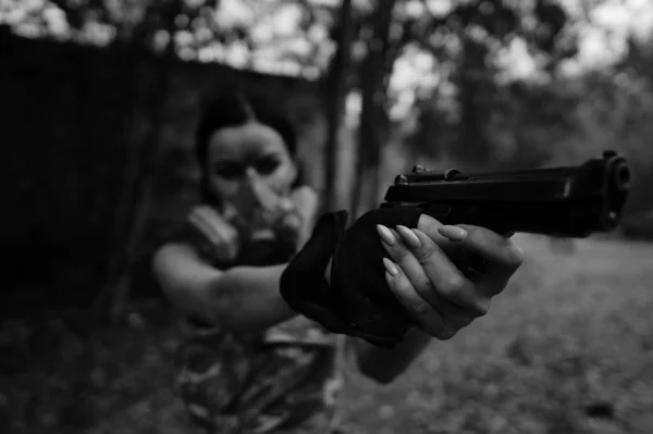 森の中の戦士の少女のモノクロ写真 — ストック写真