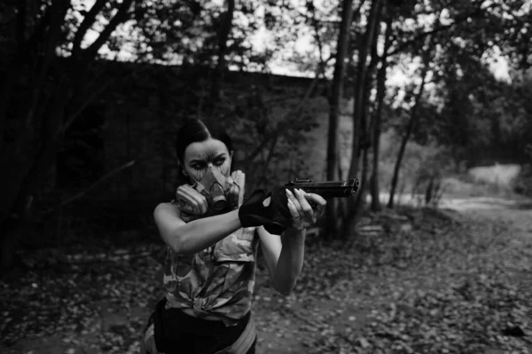 Zwart Wit Foto Van Een Krijger Meisje Het Bos — Stockfoto