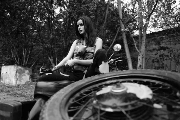 Черно Белое Фото Девушки Мотоцикле Лесу — стоковое фото