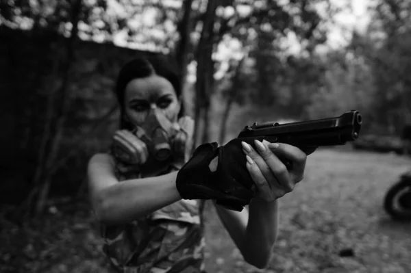 森の中の戦士の少女のモノクロ写真 — ストック写真