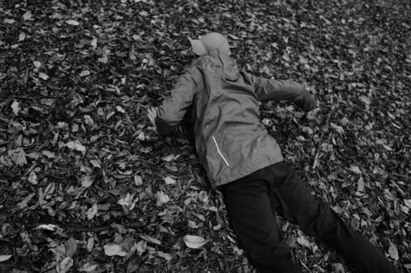 Чоловік Лежить Листі Лісі — стокове фото