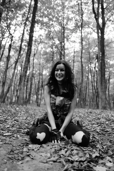 Fekete Fehér Fénykép Egy Harcos Lányról Erdőben — Stock Fotó