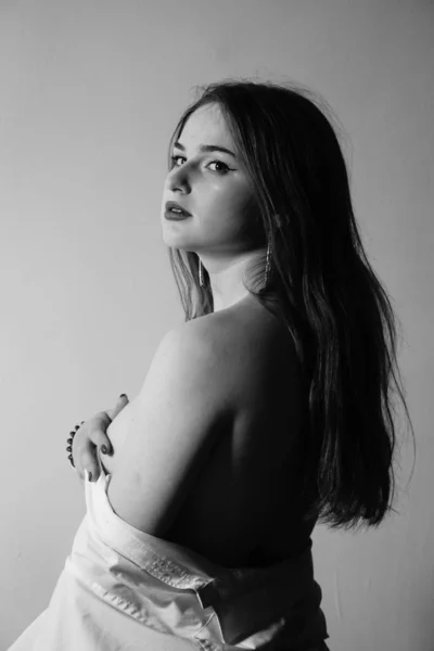 Černá Bílá Fotografie Krásné Mladé Dívky Pouze Jedné Bílé Košili — Stock fotografie