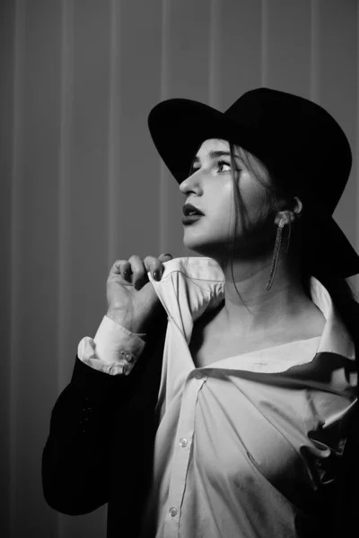 Stüdyoda Poz Veren Siyah Ceketli Şapkalı Güzel Bir Genç Kızın — Stok fotoğraf