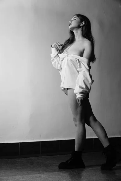 스튜디오에서 나체로 포즈를 취하고 그녀의 셔츠를 아름다운 소녀의 — 스톡 사진