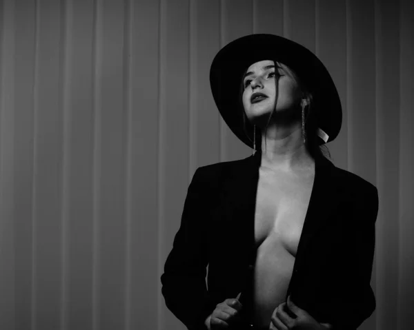 Stüdyoda Poz Veren Siyah Ceketli Şapkalı Güzel Bir Kızın Siyah — Stok fotoğraf
