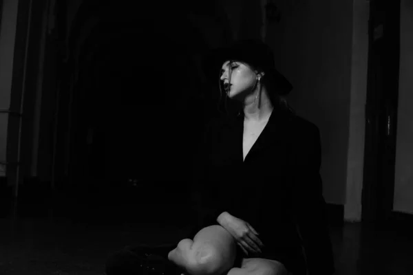 Черно Белое Фото Красивой Молодой Девушки Одном Черном Блейзере Над — стоковое фото