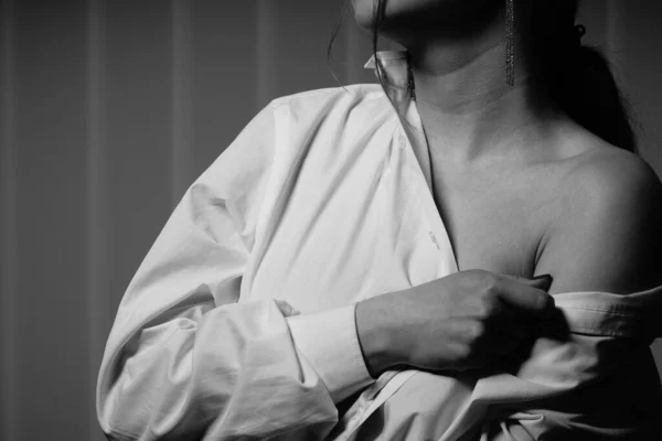 一个穿着一件白衬衫的年轻漂亮姑娘站在演播室里赤身裸体的黑白照片 — 图库照片