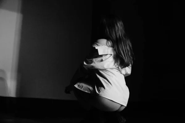 Чорно Біле Фото Красивої Молодої Дівчини Одній Білій Сорочці Над — стокове фото