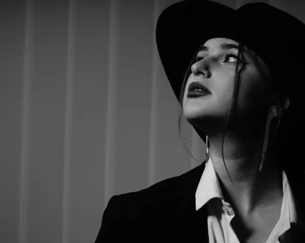 Stüdyoda Poz Veren Siyah Ceketli Şapkalı Güzel Bir Genç Kızın — Stok fotoğraf